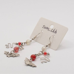 Pendientes "Murciélago Gótico" con Cuentas Rojas y Blancas